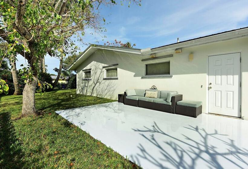 Fort Pierce Home W/ Grill: Half Mi Walk To Beach!