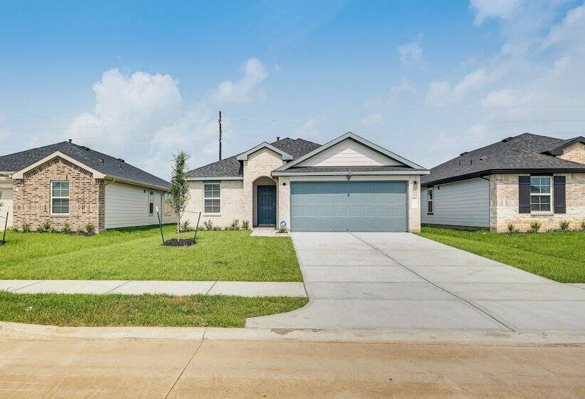 Fulshear Home W/ Private Backyard & Community Pool