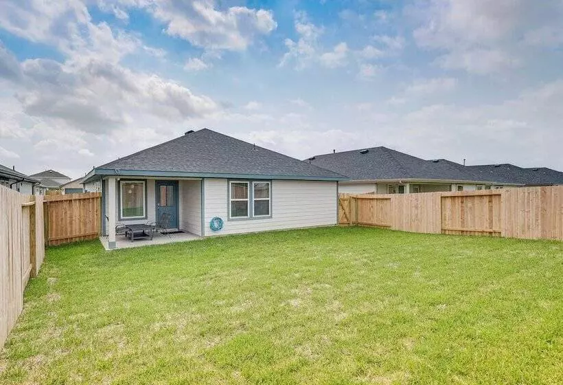 Fulshear Home W/ Private Backyard & Community Pool