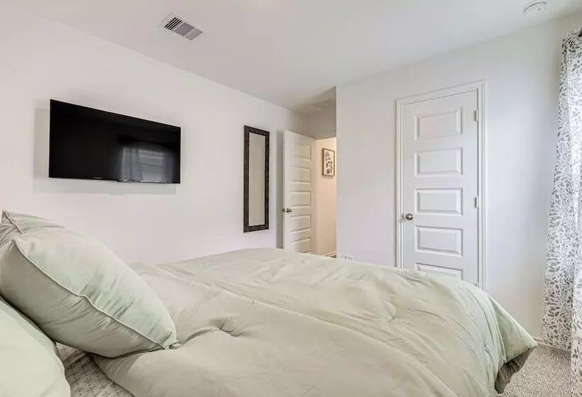 Fulshear Home W/ Private Backyard & Community Pool