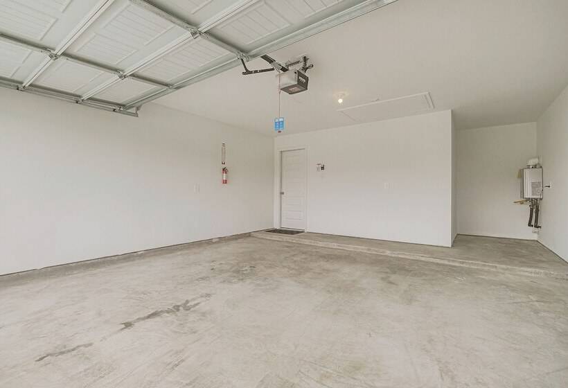 Fulshear Home W/ Private Backyard & Community Pool