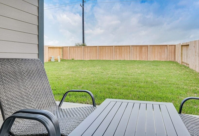 Fulshear Home W/ Private Backyard & Community Pool