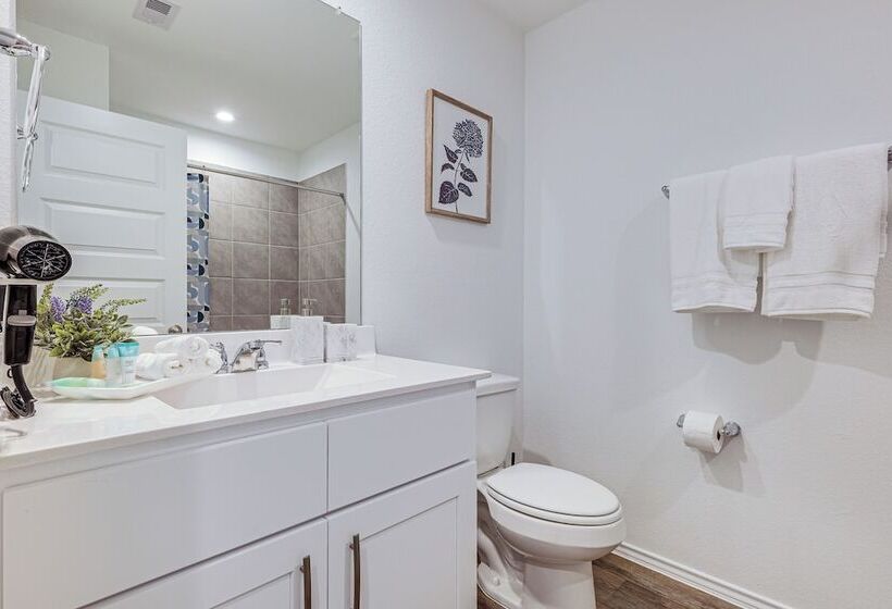 Fulshear Home W/ Private Backyard & Community Pool