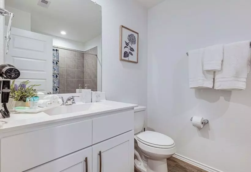Fulshear Home W/ Private Backyard & Community Pool