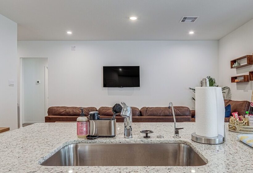 Fulshear Home W/ Private Backyard & Community Pool