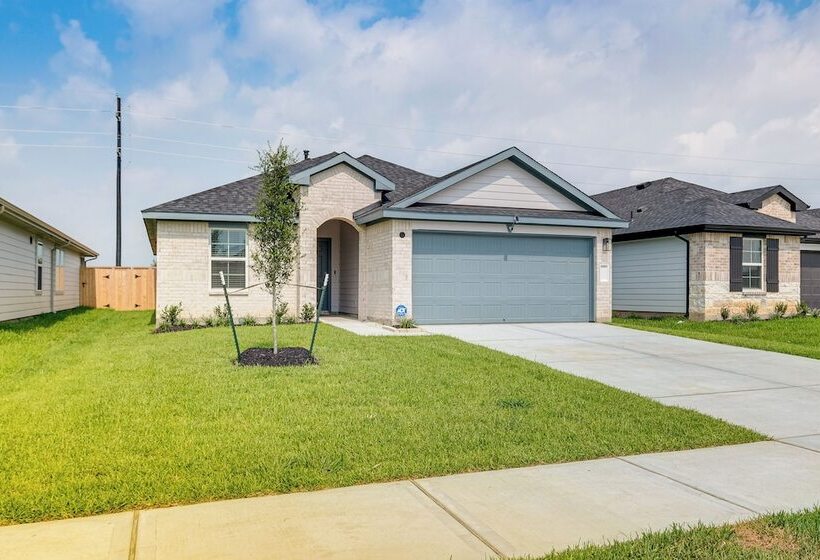 Fulshear Home W/ Private Backyard & Community Pool