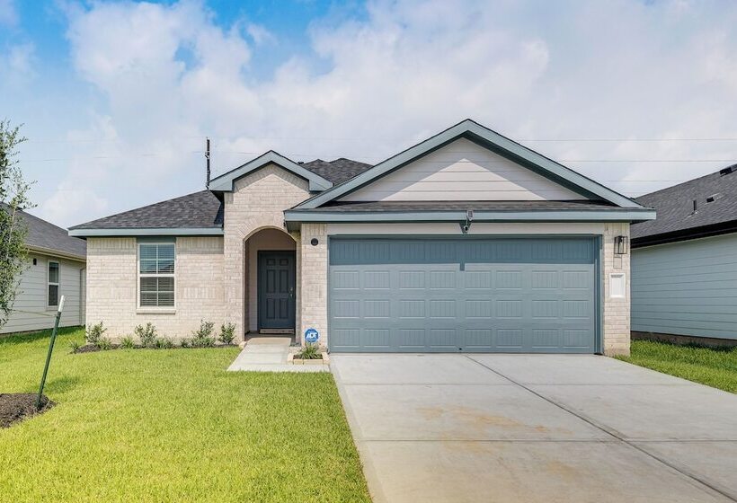 Fulshear Home W/ Private Backyard & Community Pool