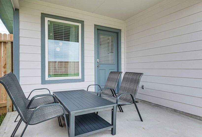 Fulshear Home W/ Private Backyard & Community Pool