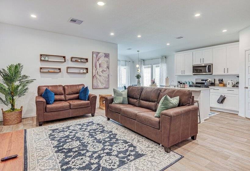 Fulshear Home W/ Private Backyard & Community Pool