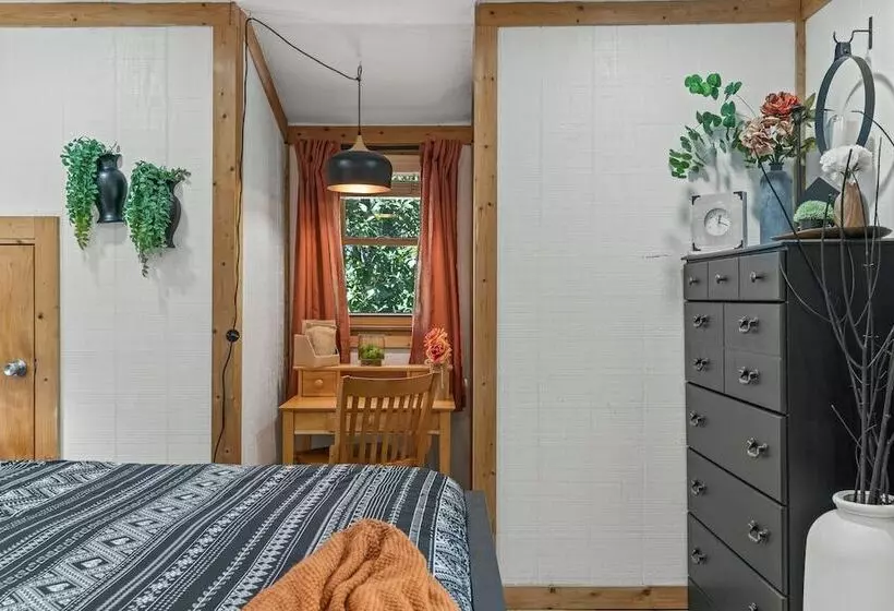 Stylish Cabin W/ Hot Tub, Games & More!