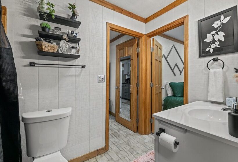 Stylish Cabin W/ Hot Tub, Games & More!