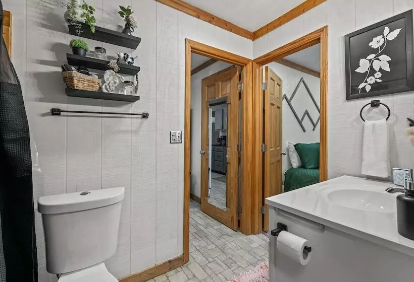 Stylish Cabin W/ Hot Tub, Games & More!