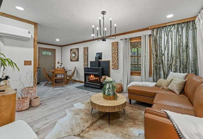 Stylish Cabin W/ Hot Tub, Games & More!