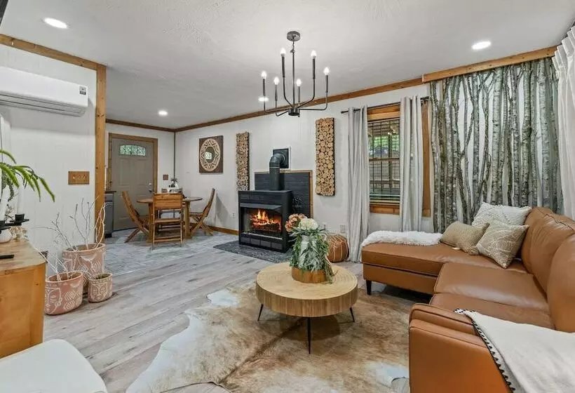 Stylish Cabin W/ Hot Tub, Games & More!