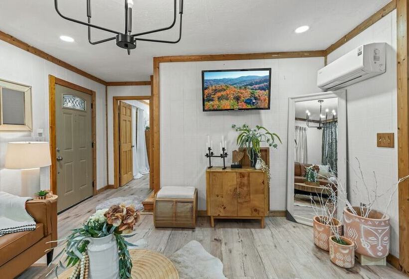 Stylish Cabin W/ Hot Tub, Games & More!