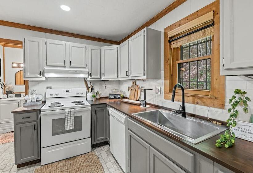 Stylish Cabin W/ Hot Tub, Games & More!