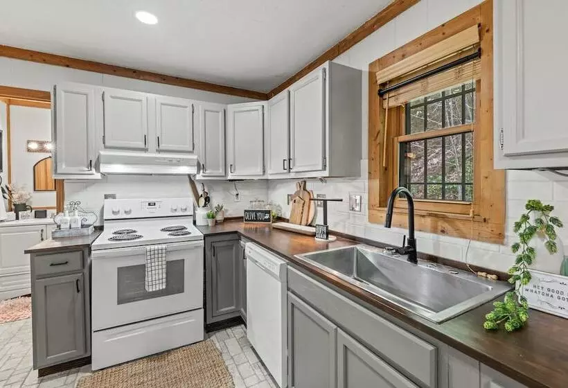 Stylish Cabin W/ Hot Tub, Games & More!