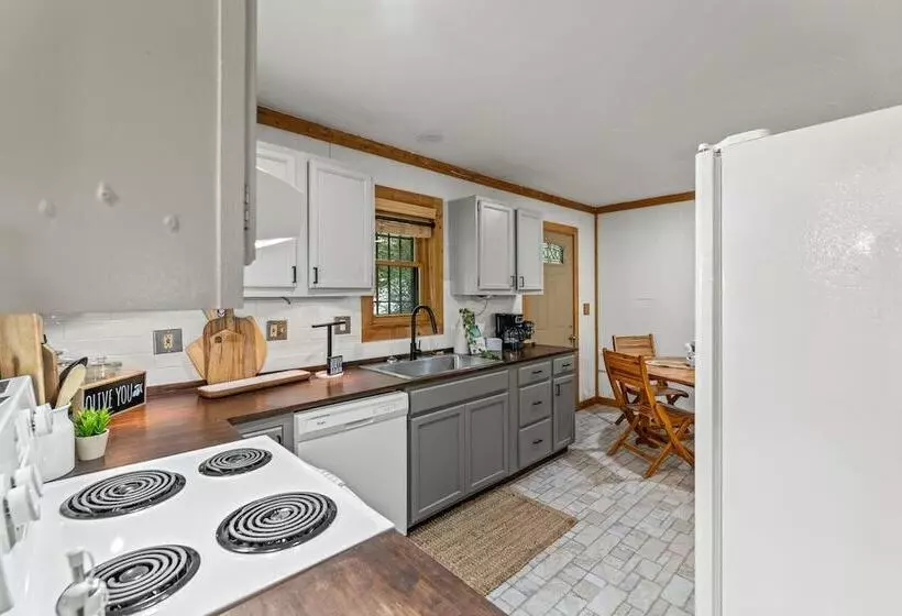 Stylish Cabin W/ Hot Tub, Games & More!