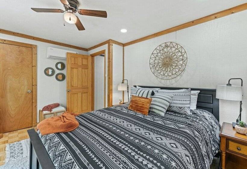 Stylish Cabin W/ Hot Tub, Games & More!