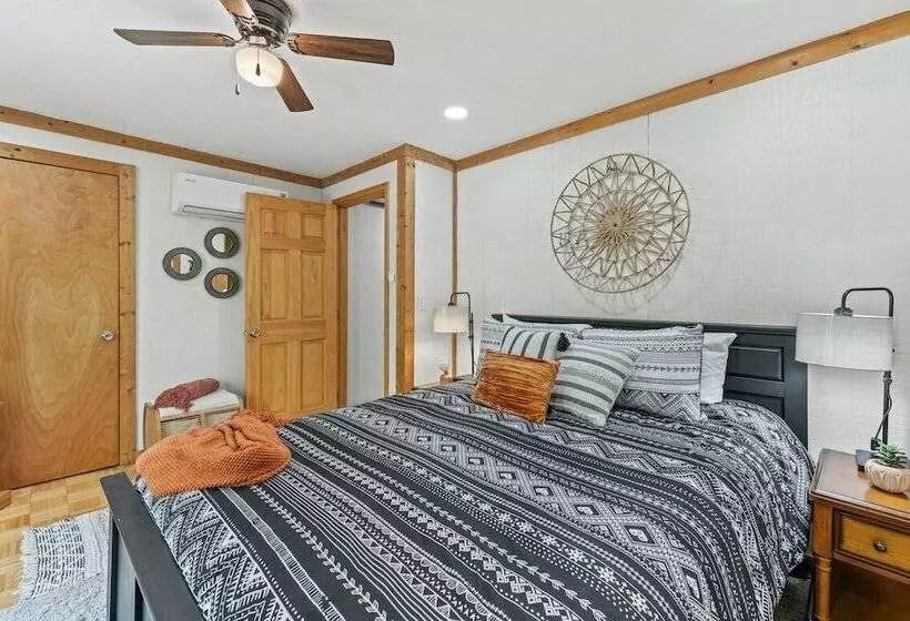 Stylish Cabin W/ Hot Tub, Games & More!