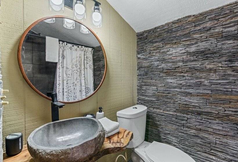 Stylish Cabin W/ Hot Tub, Games & More!