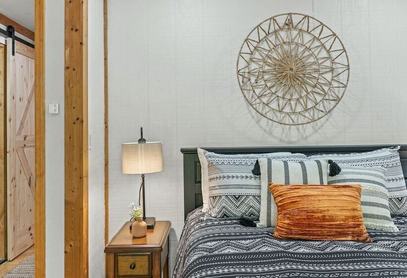 Stylish Cabin W/ Hot Tub, Games & More!