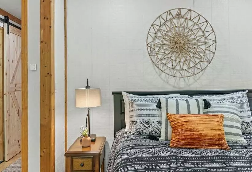 Stylish Cabin W/ Hot Tub, Games & More!