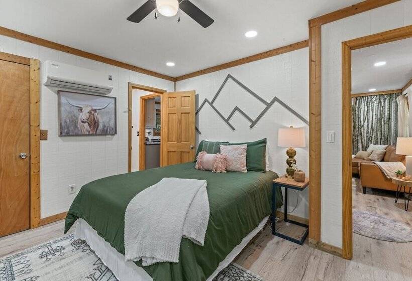 Stylish Cabin W/ Hot Tub, Games & More!