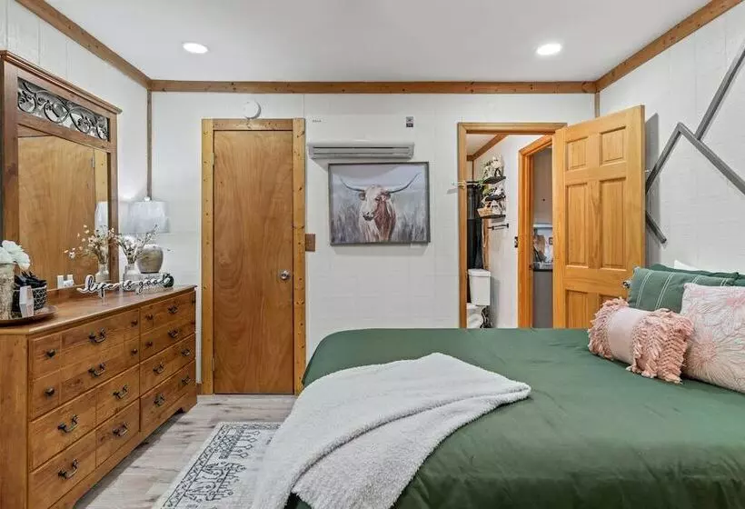 Stylish Cabin W/ Hot Tub, Games & More!