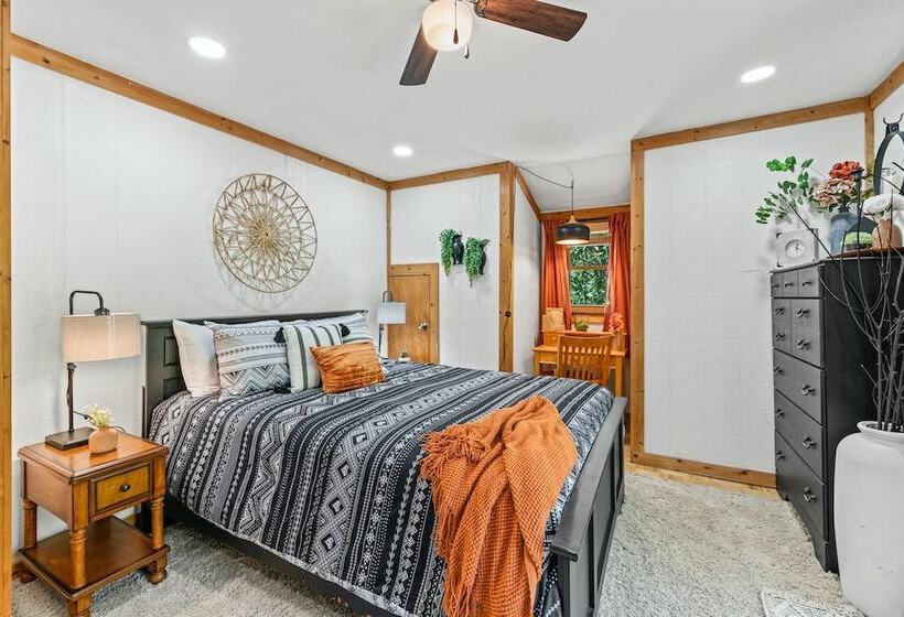 Stylish Cabin W/ Hot Tub, Games & More!