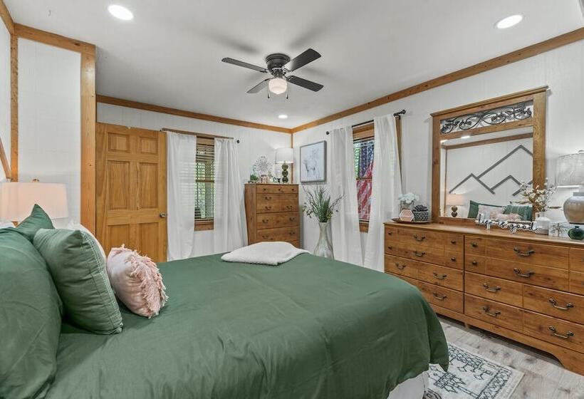 Stylish Cabin W/ Hot Tub, Games & More!