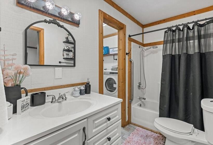 Stylish Cabin W/ Hot Tub, Games & More!