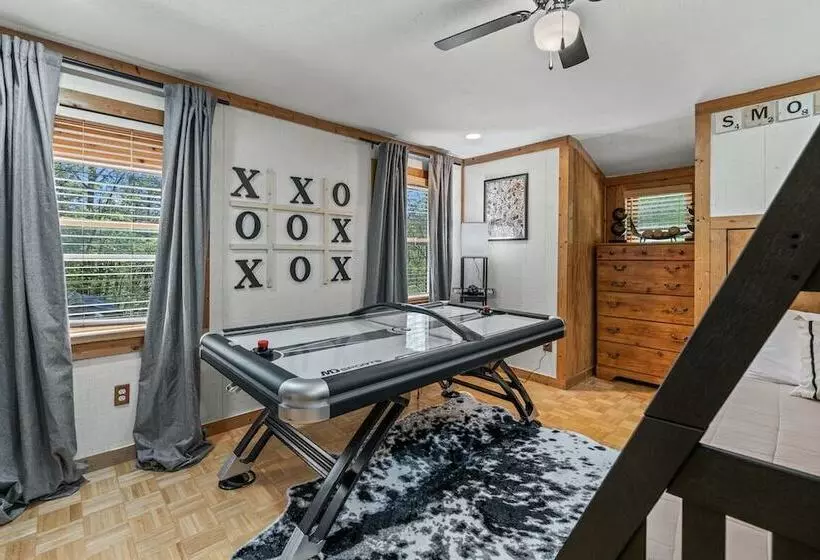 Stylish Cabin W/ Hot Tub, Games & More!