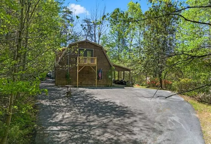 Stylish Cabin W/ Hot Tub, Games & More!