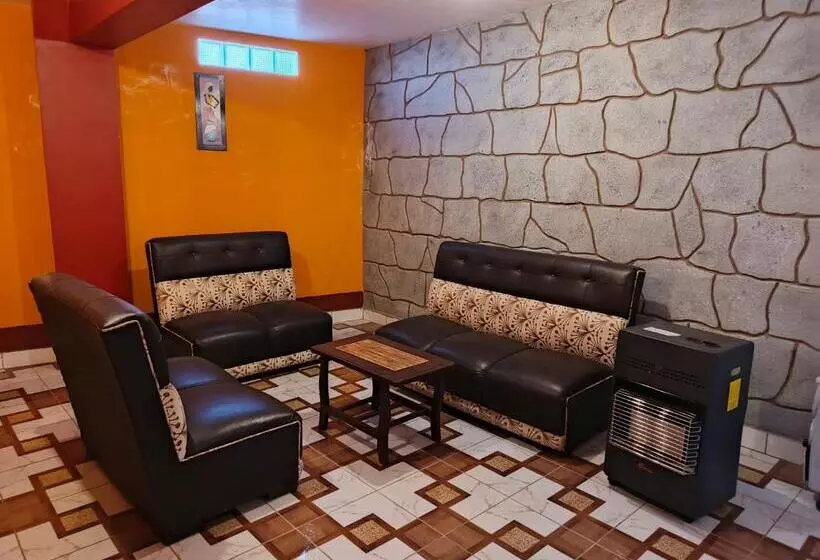 مسافرخانه Estrella Del Lago