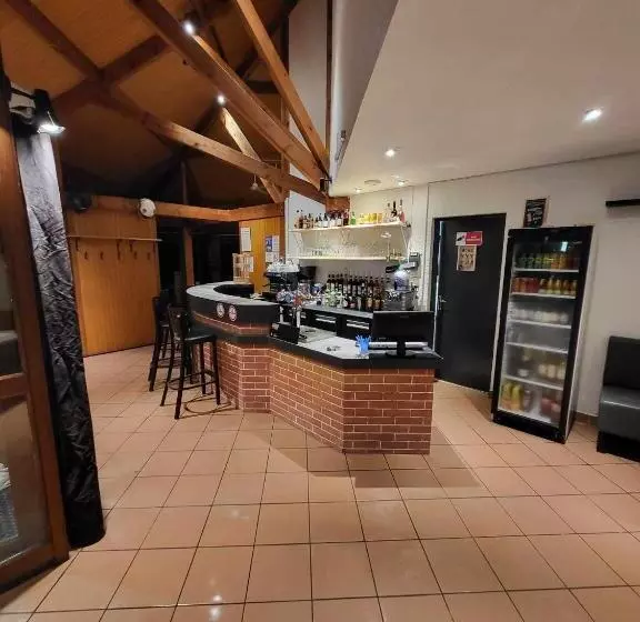 ホテル Hôtel Restaurant La Maïade