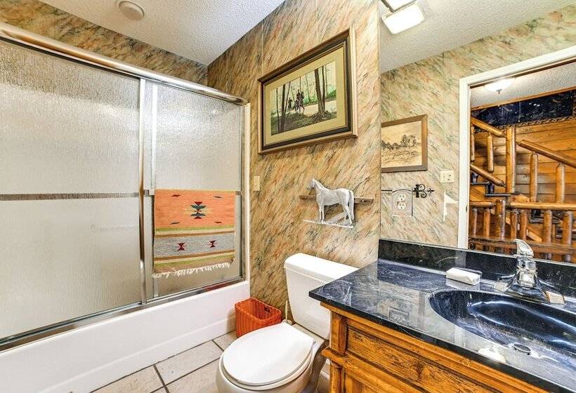 Lakefront Kuttawa Cabin W/ Private Dock & Hot Tub!