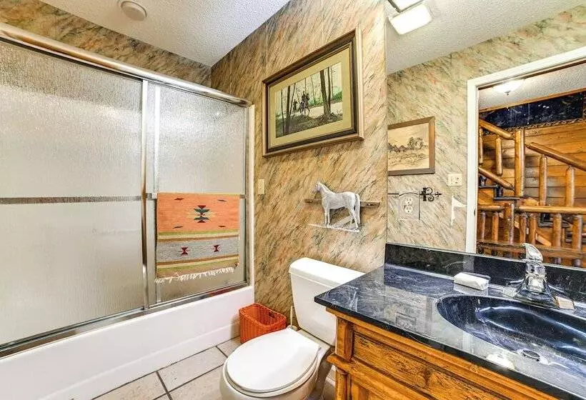 Lakefront Kuttawa Cabin W/ Private Dock & Hot Tub!