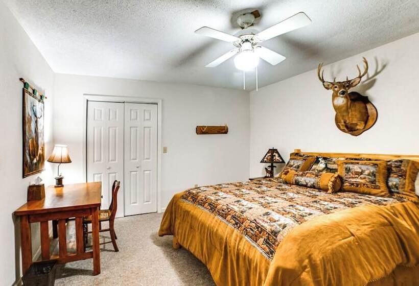 Lakefront Kuttawa Cabin W/ Private Dock & Hot Tub!