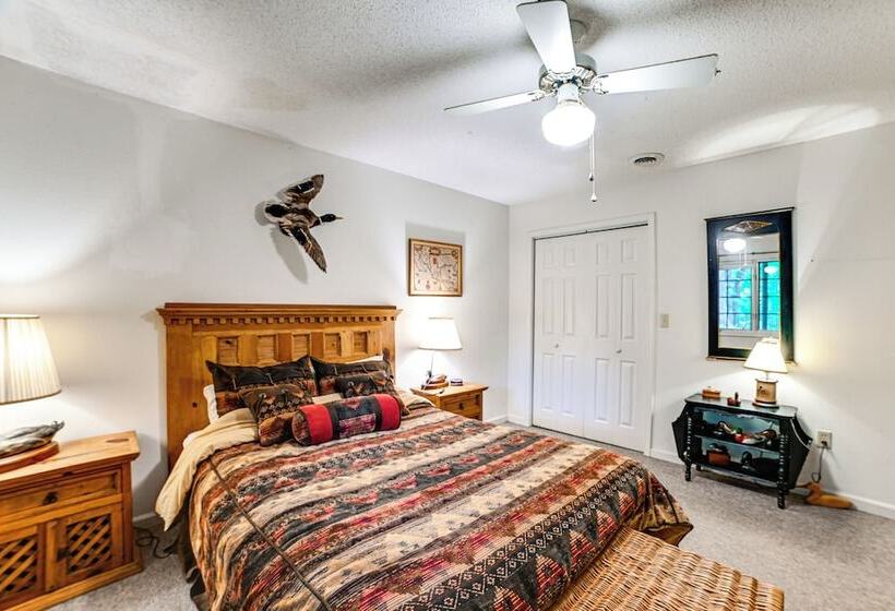 Lakefront Kuttawa Cabin W/ Private Dock & Hot Tub!