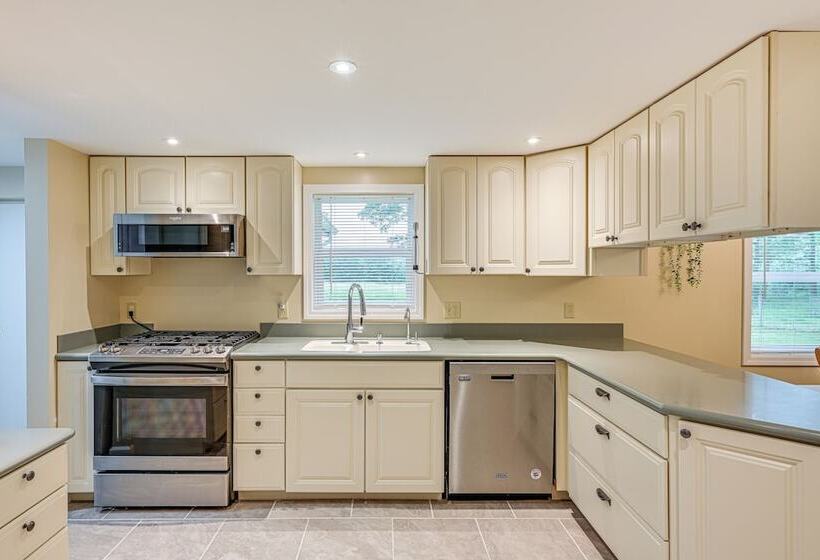 Walk To Coldwater Lake: Peaceful Weidman Retreat