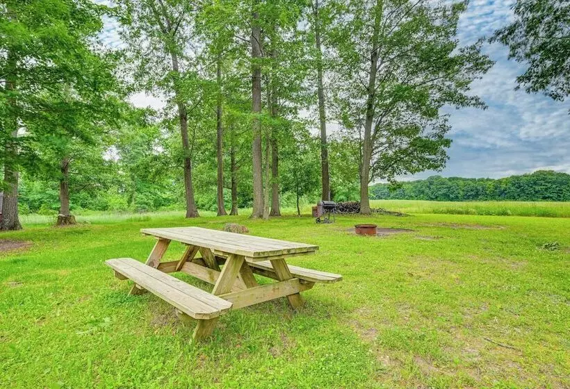 Walk To Coldwater Lake: Peaceful Weidman Retreat