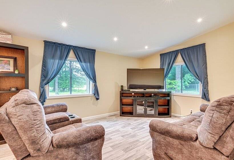 Walk To Coldwater Lake: Peaceful Weidman Retreat