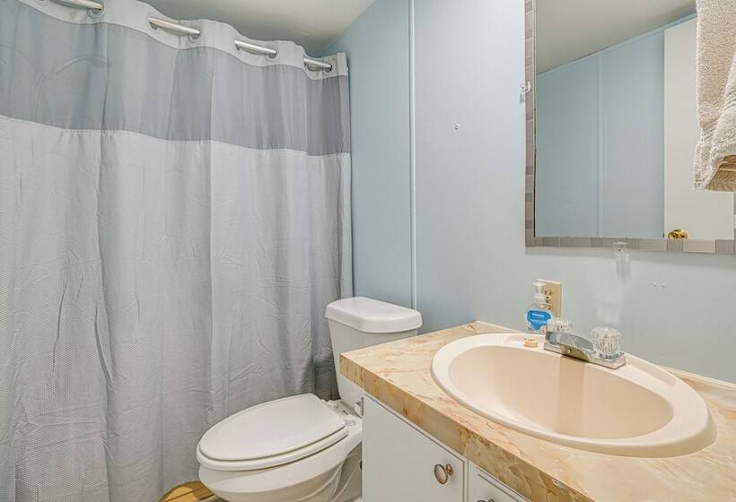 Walk To Coldwater Lake: Peaceful Weidman Retreat