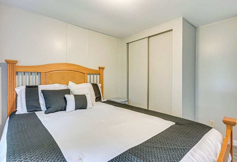 Walk To Coldwater Lake: Peaceful Weidman Retreat