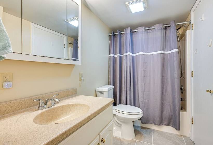 Walk To Coldwater Lake: Peaceful Weidman Retreat