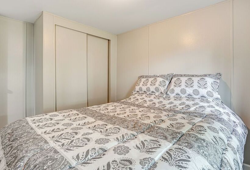 Walk To Coldwater Lake: Peaceful Weidman Retreat