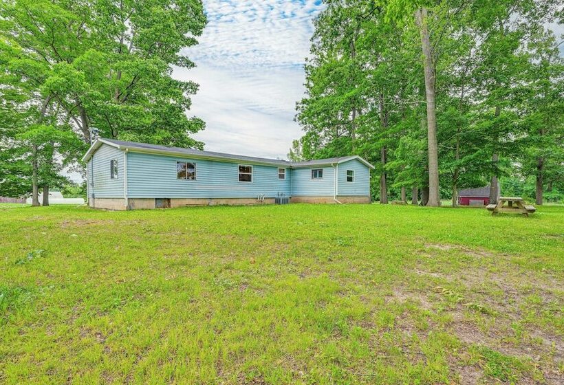 Walk To Coldwater Lake: Peaceful Weidman Retreat