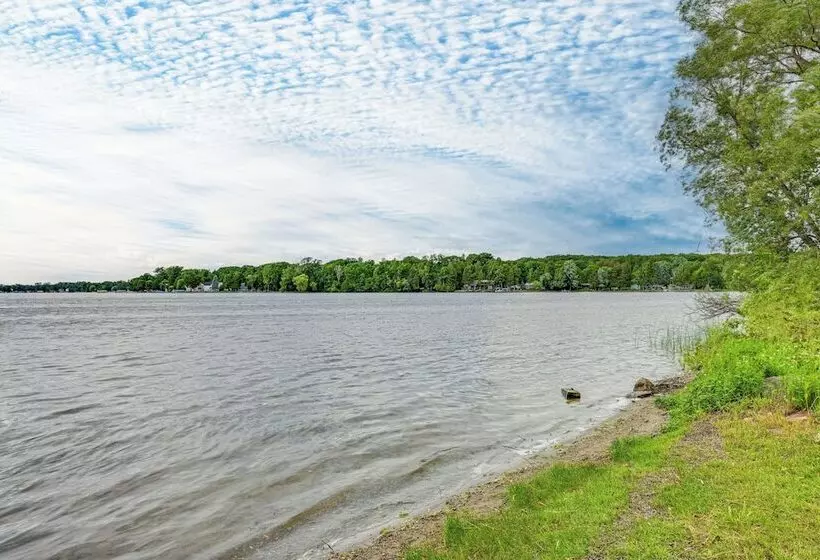 Walk To Coldwater Lake: Peaceful Weidman Retreat