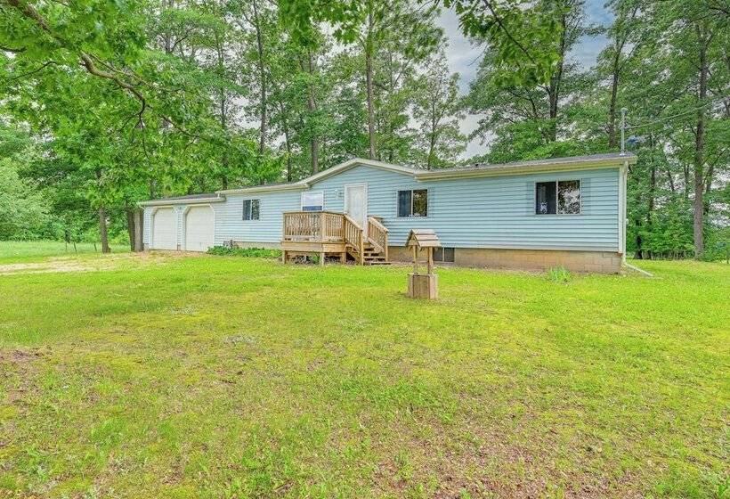 Walk To Coldwater Lake: Peaceful Weidman Retreat